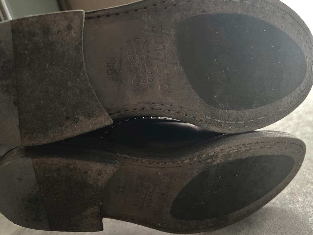 ブッテロ スタッズ付き黒レザーシューズ