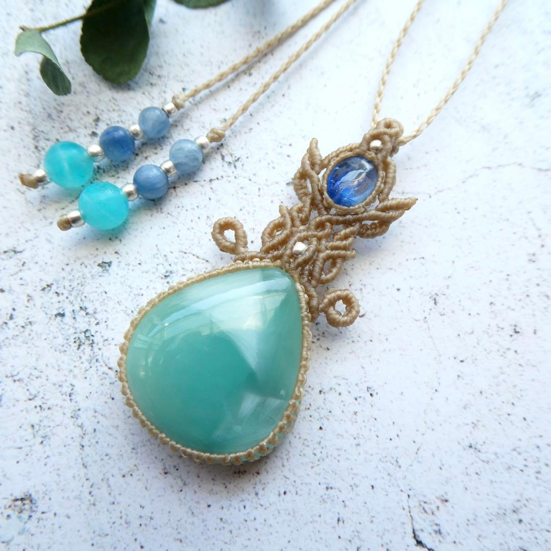 ヘミモルファイトとカイヤナイトのマクラメネックレス