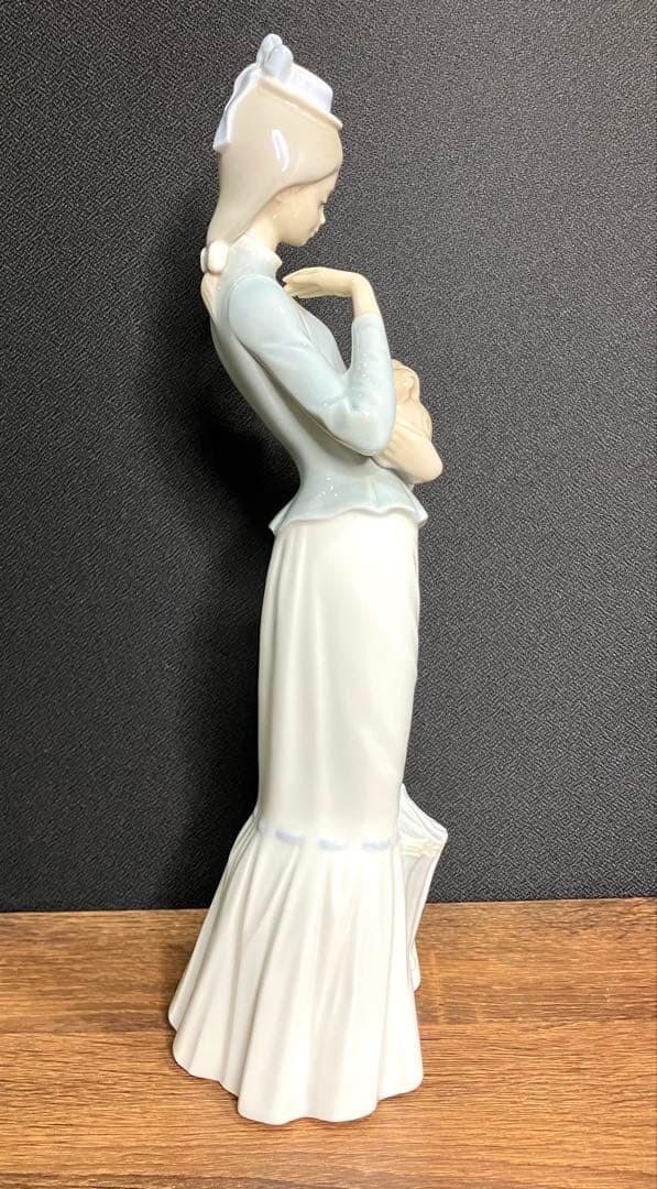 リヤドロ LLADRO 子犬を抱く貴婦人