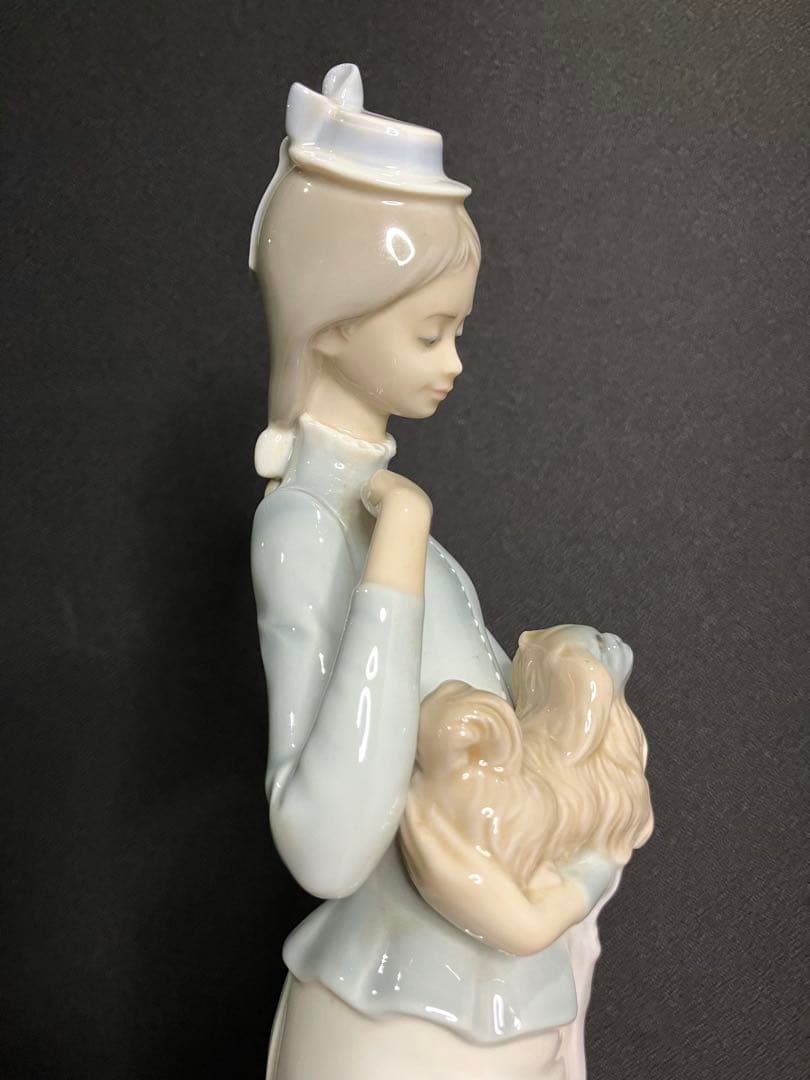 リヤドロ LLADRO 子犬を抱く貴婦人