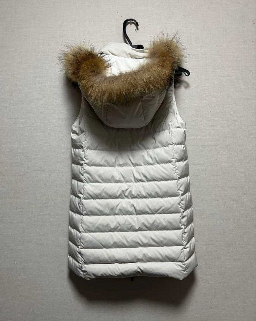 極美品トゥルートラサルディスティーレラクーンファー付きミドル丈ダウンベスト