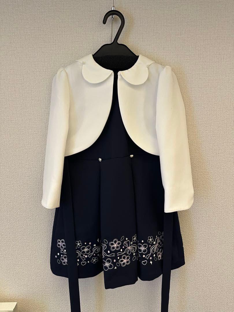 アンサンブルスーツ、ブラウス、バレッタセット売り