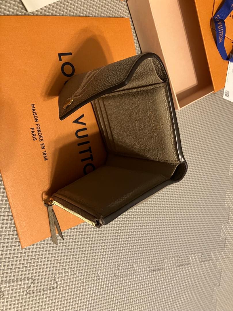 LOUIS VUITTON ポルトフェイユ・ヴィクトリーヌ 三つ折り　折財布