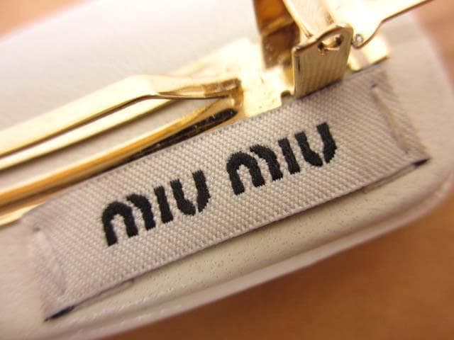 美品 ミュウミュウ 5IF092 パテントレザー ヘアクリップ バレッタ
