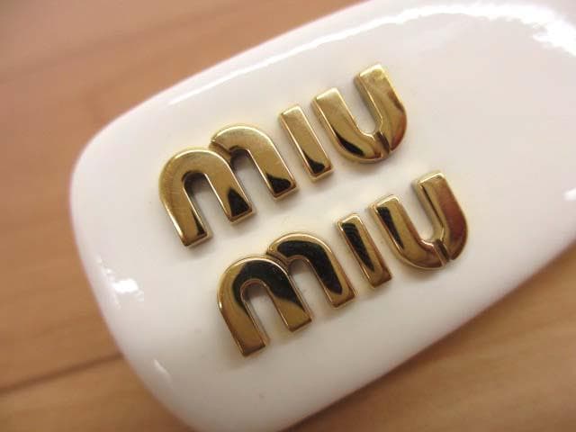 美品 ミュウミュウ 5IF092 パテントレザー ヘアクリップ バレッタ