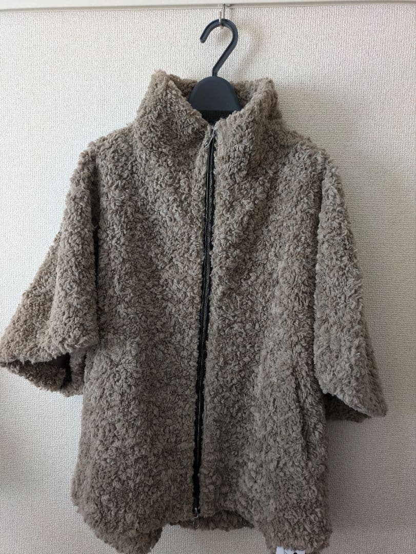 threedotsプードルボアポンチョベスト