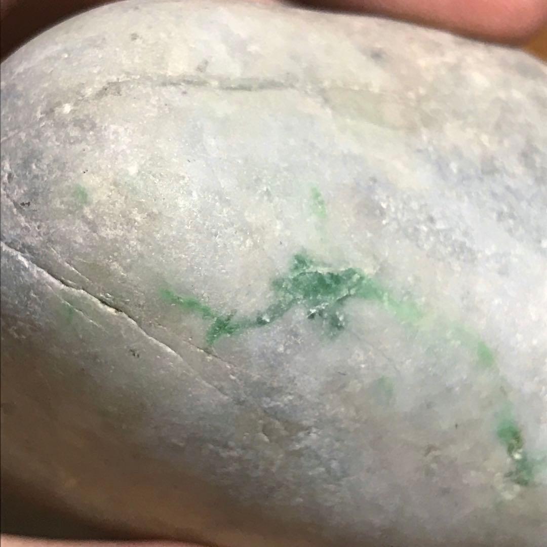 糸魚川翡翠　大きめ海石563g　白地に鮮やかな緑