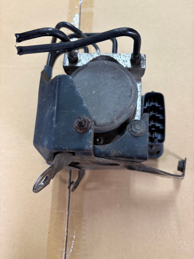 ハイエース CBA-TRH224W ABS ブレーキ アクチュエーター