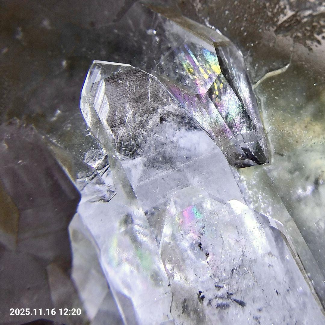 最高品質 ブラジル コリント産 水晶クラスター 159g 虹多数 グラデーション