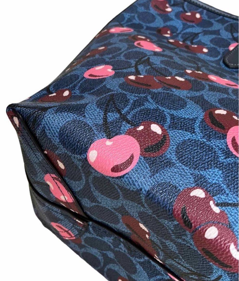 コーチ COACH チェリー柄が映える 落ち着きネイビートート