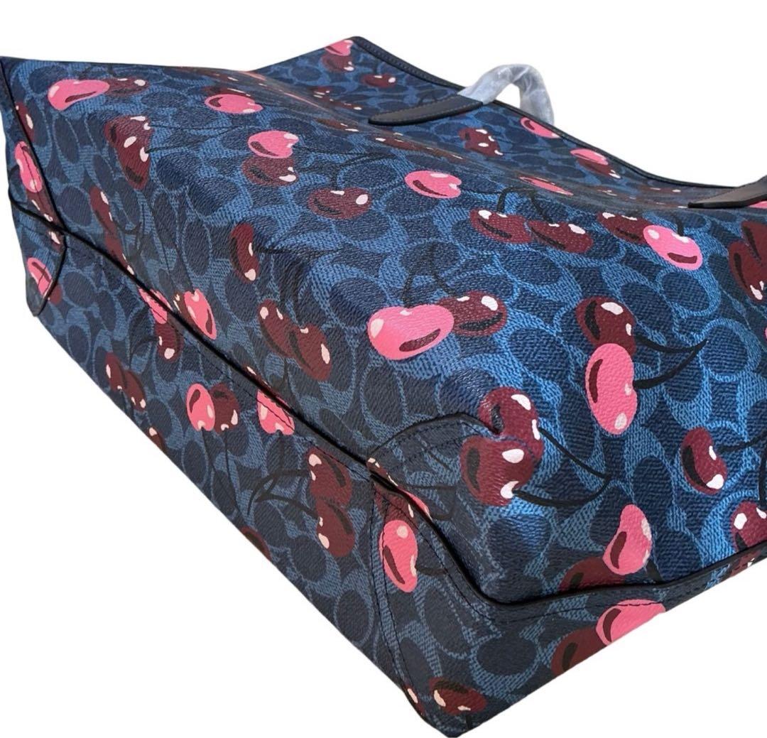 コーチ COACH チェリー柄が映える 落ち着きネイビートート