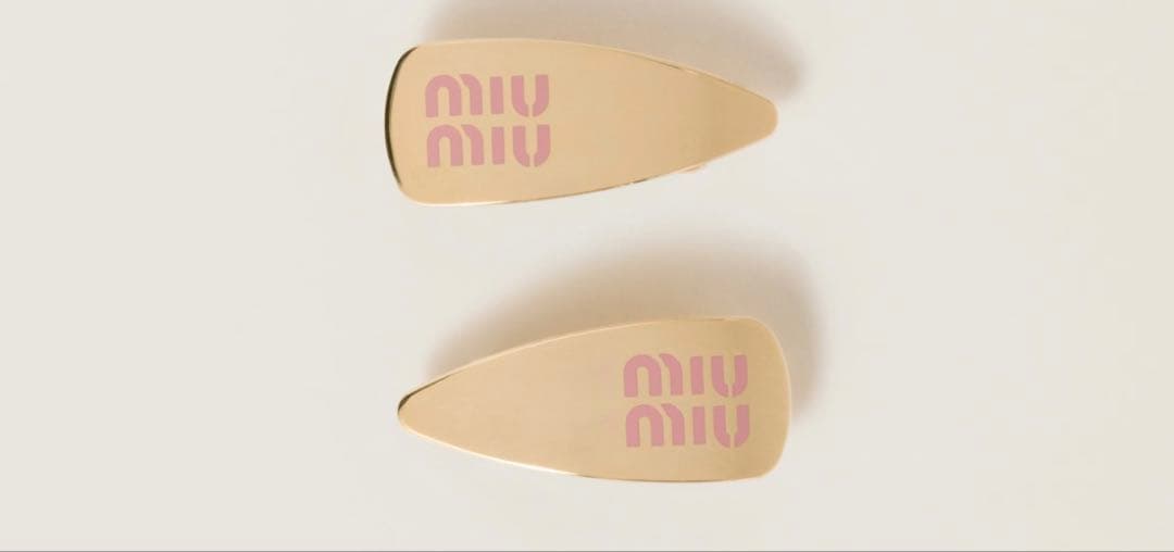 miu miu ロゴ入り ゴールド ヘアピン