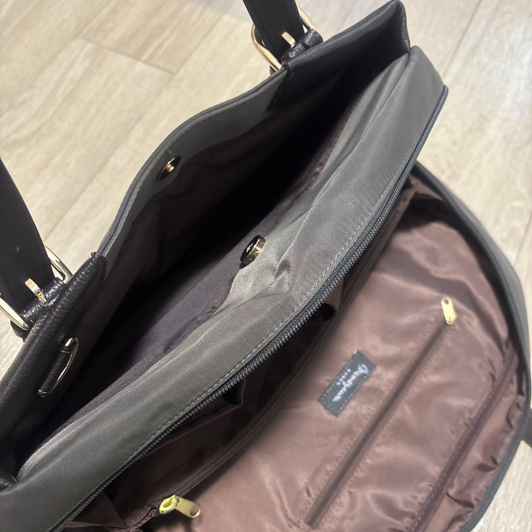 美品【目々澤鞄 】TiaraMビジネスバッグ A4 PC収納可 ショコラカラー