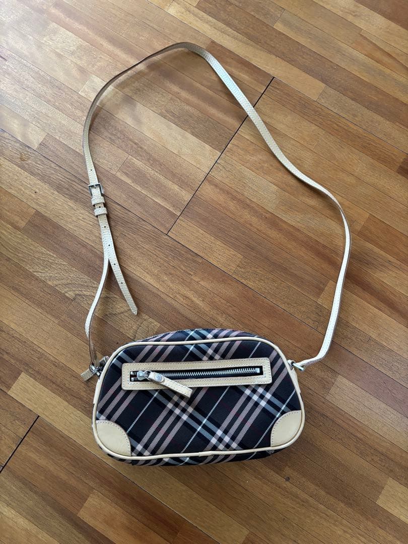 バーバリーブルーレーベル　ショルダーバッグ　ハートチャーム付き　※長期自宅保管品