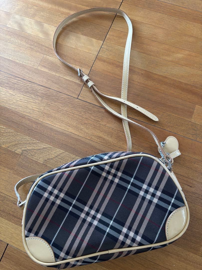 バーバリーブルーレーベル　ショルダーバッグ　ハートチャーム付き　※長期自宅保管品