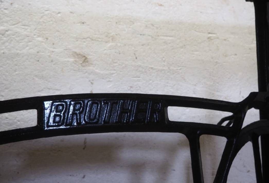 1062 黒ペンキのミシンテーブル　デスク　展示台　リメイク　レトロ　ビンテージ