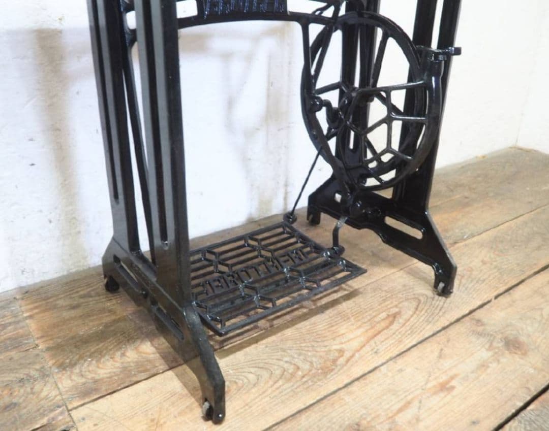 1062 黒ペンキのミシンテーブル　デスク　展示台　リメイク　レトロ　ビンテージ