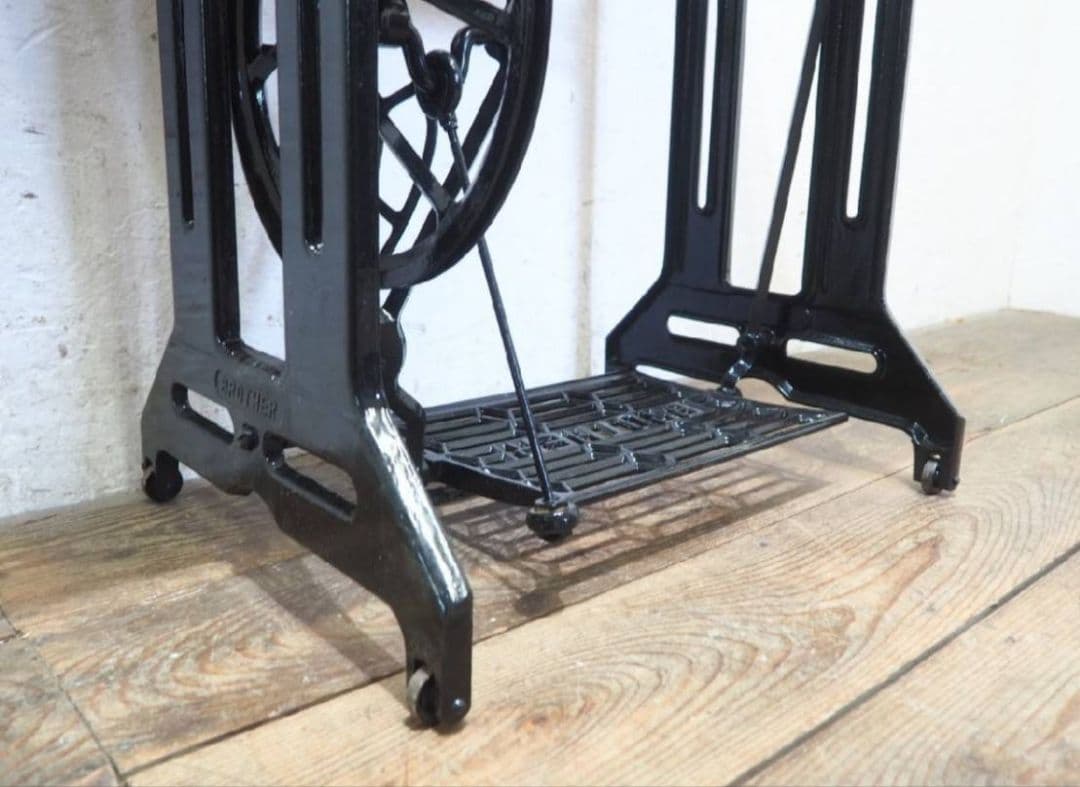 1062 黒ペンキのミシンテーブル　デスク　展示台　リメイク　レトロ　ビンテージ