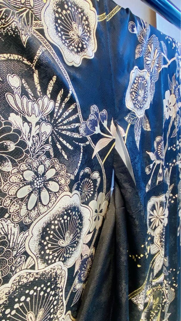 [喜織屋] ＊新品＊【豪華振袖】黒地 金彩 花柄文様 成人式 N2508150