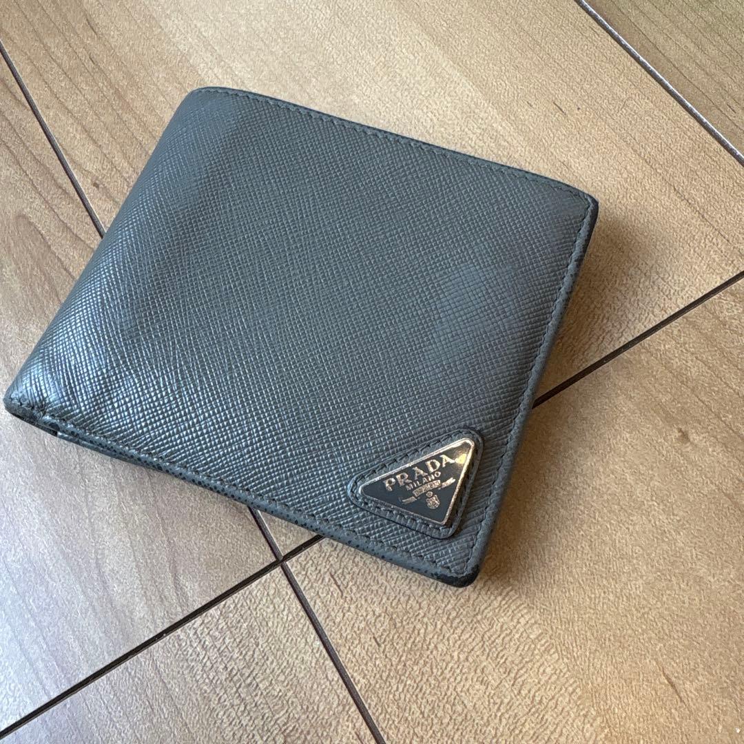 プラダ　二つ折り財布　三角ロゴ