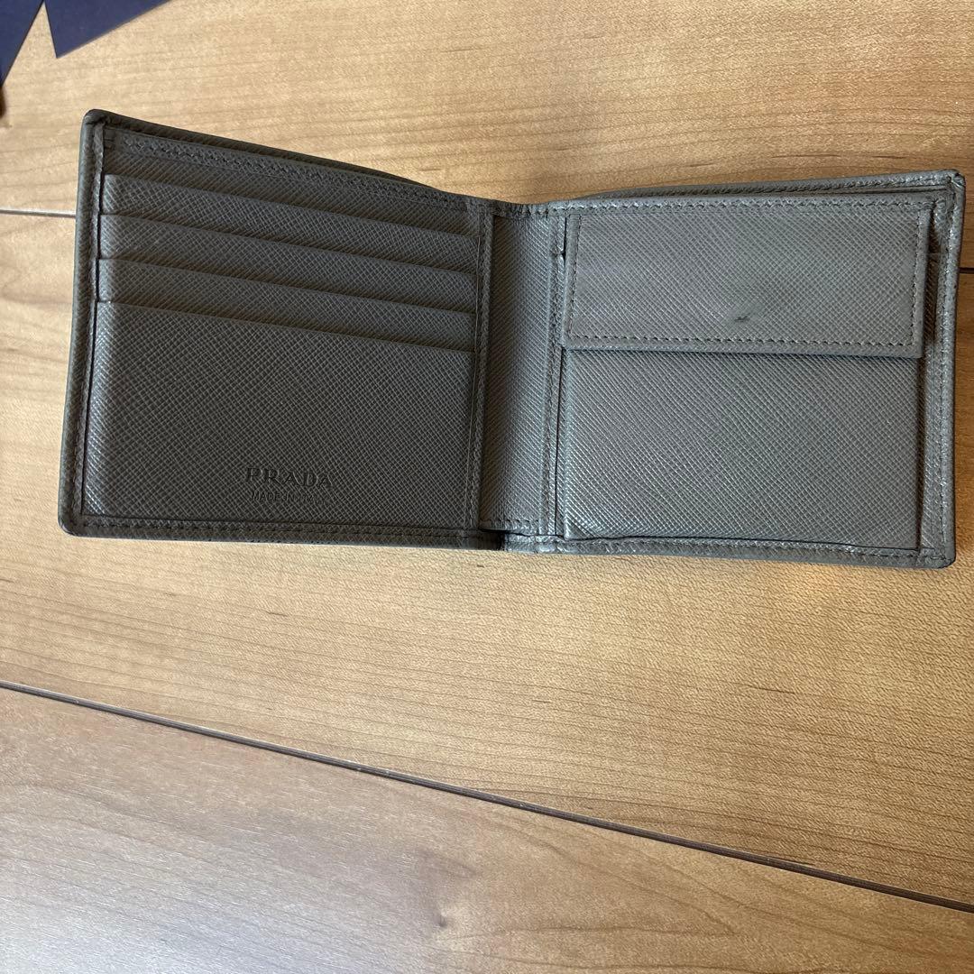 プラダ　二つ折り財布　三角ロゴ