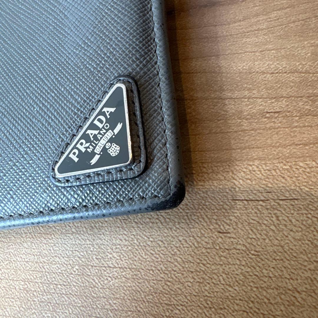 プラダ　二つ折り財布　三角ロゴ