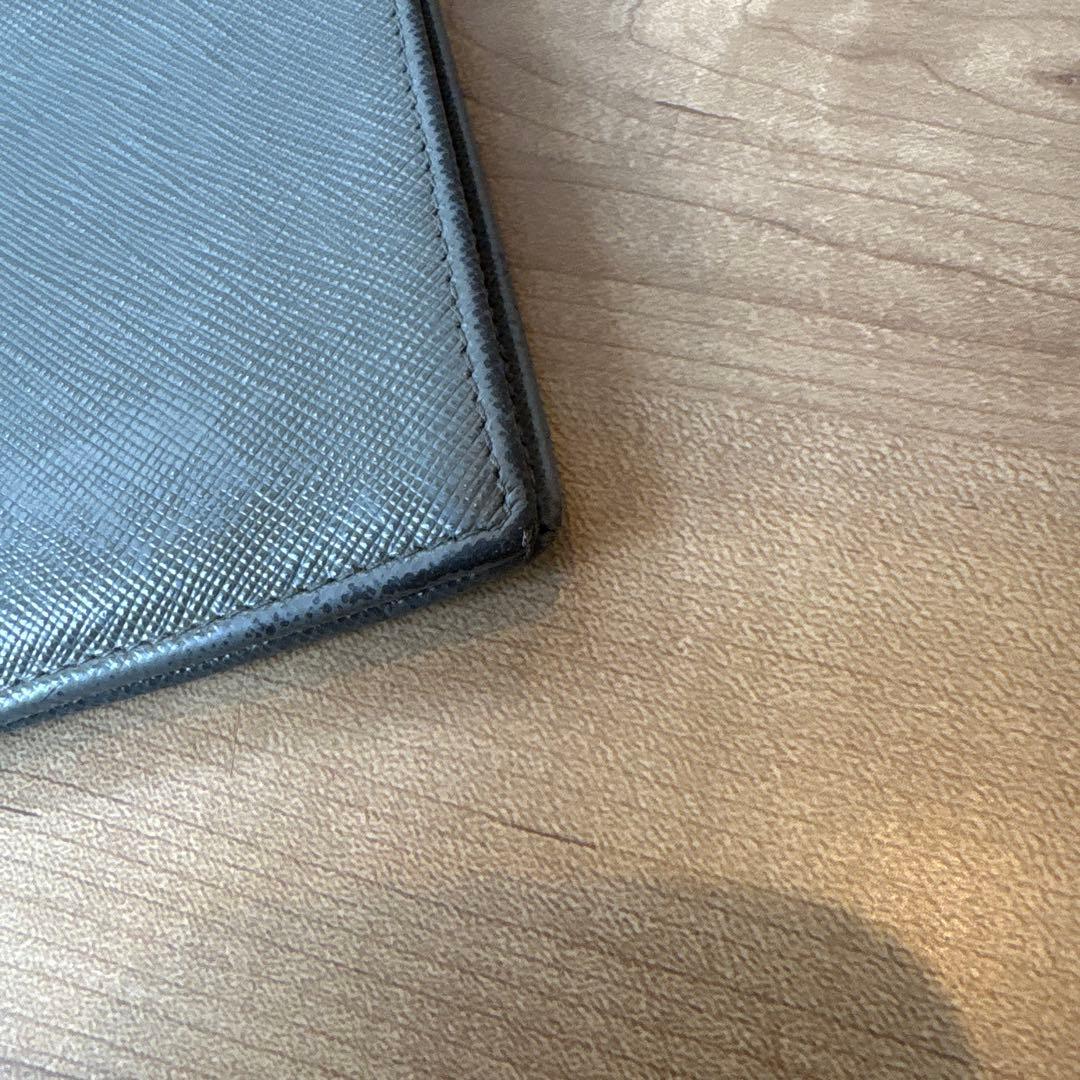 プラダ　二つ折り財布　三角ロゴ