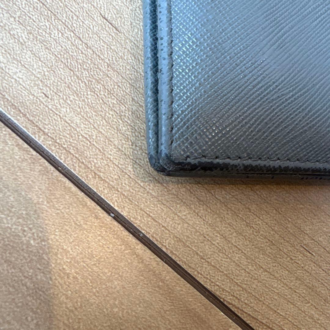 プラダ　二つ折り財布　三角ロゴ