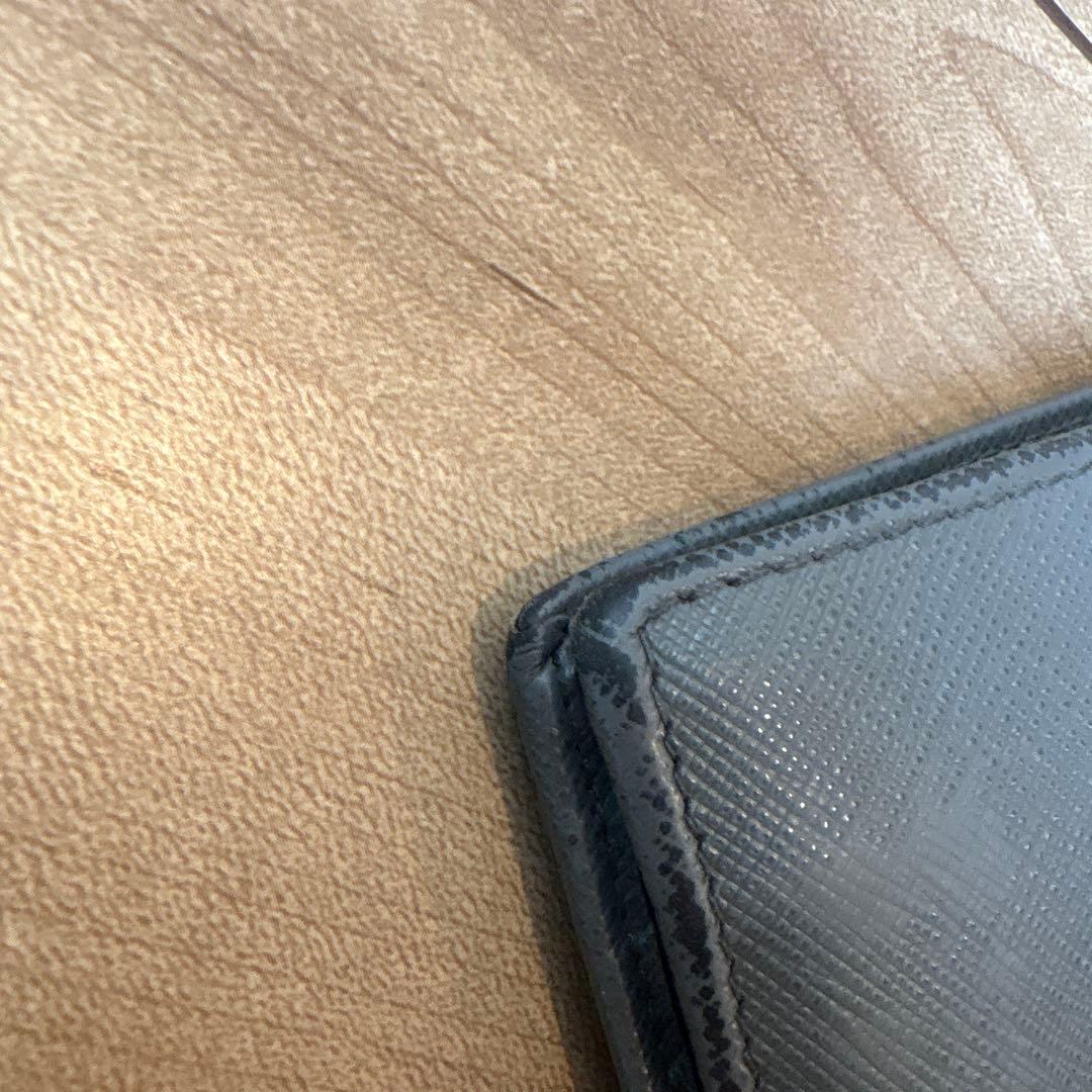 プラダ　二つ折り財布　三角ロゴ