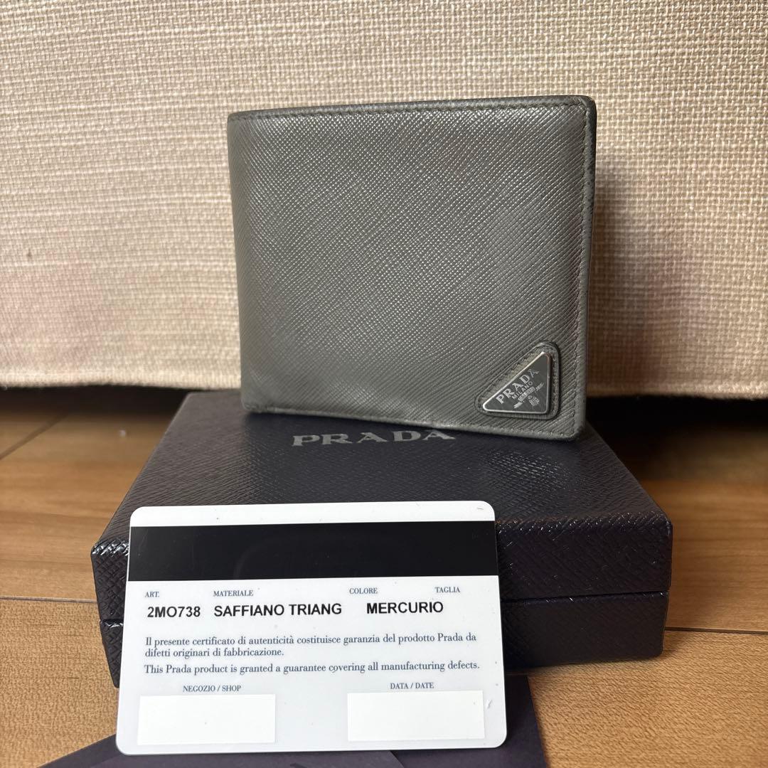 プラダ　二つ折り財布　三角ロゴ