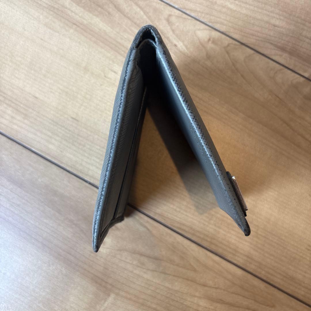プラダ　二つ折り財布　三角ロゴ