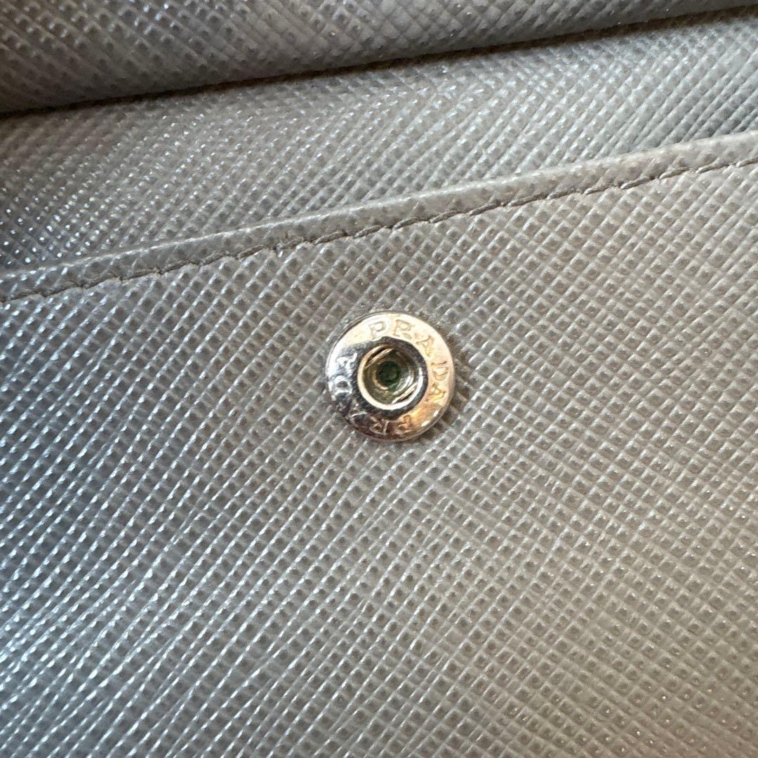 プラダ　二つ折り財布　三角ロゴ