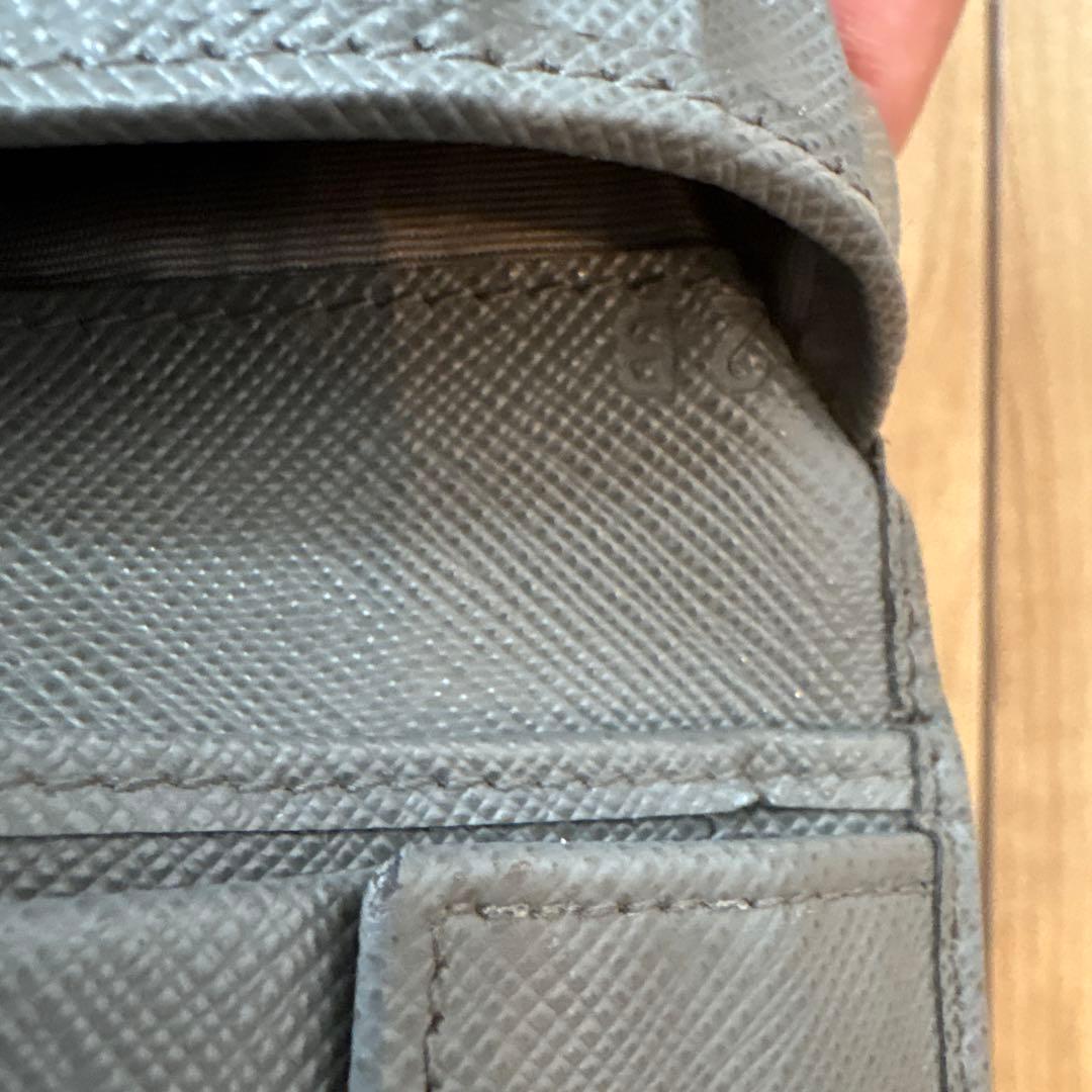 プラダ　二つ折り財布　三角ロゴ