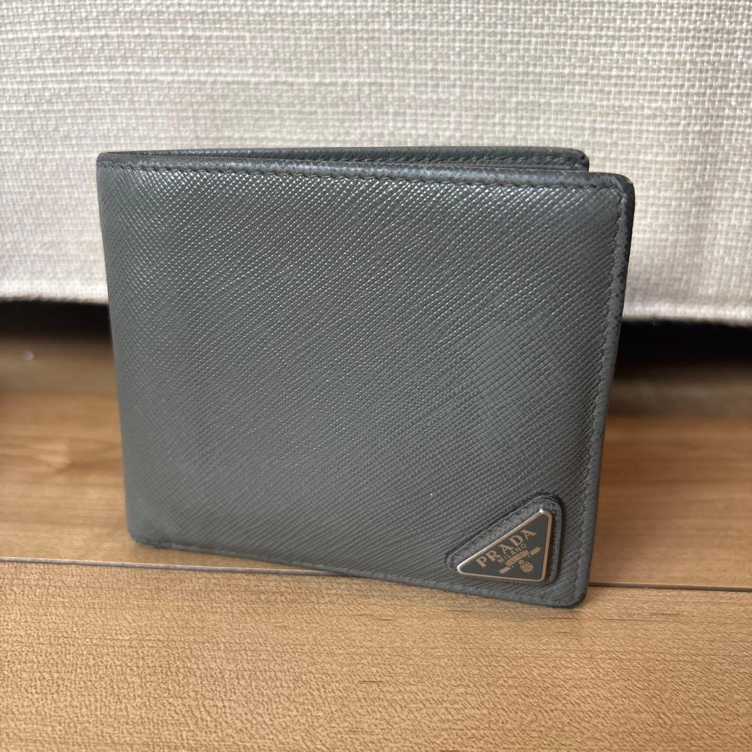 プラダ　二つ折り財布　三角ロゴ