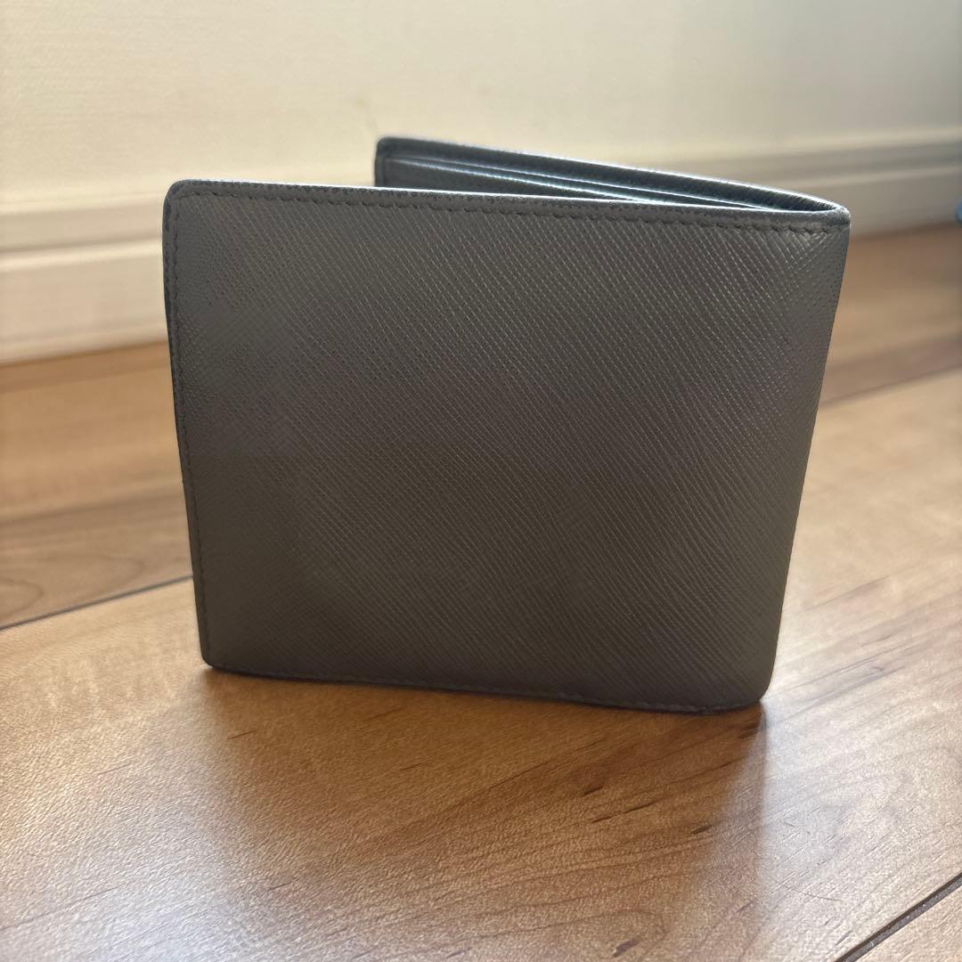 プラダ　二つ折り財布　三角ロゴ