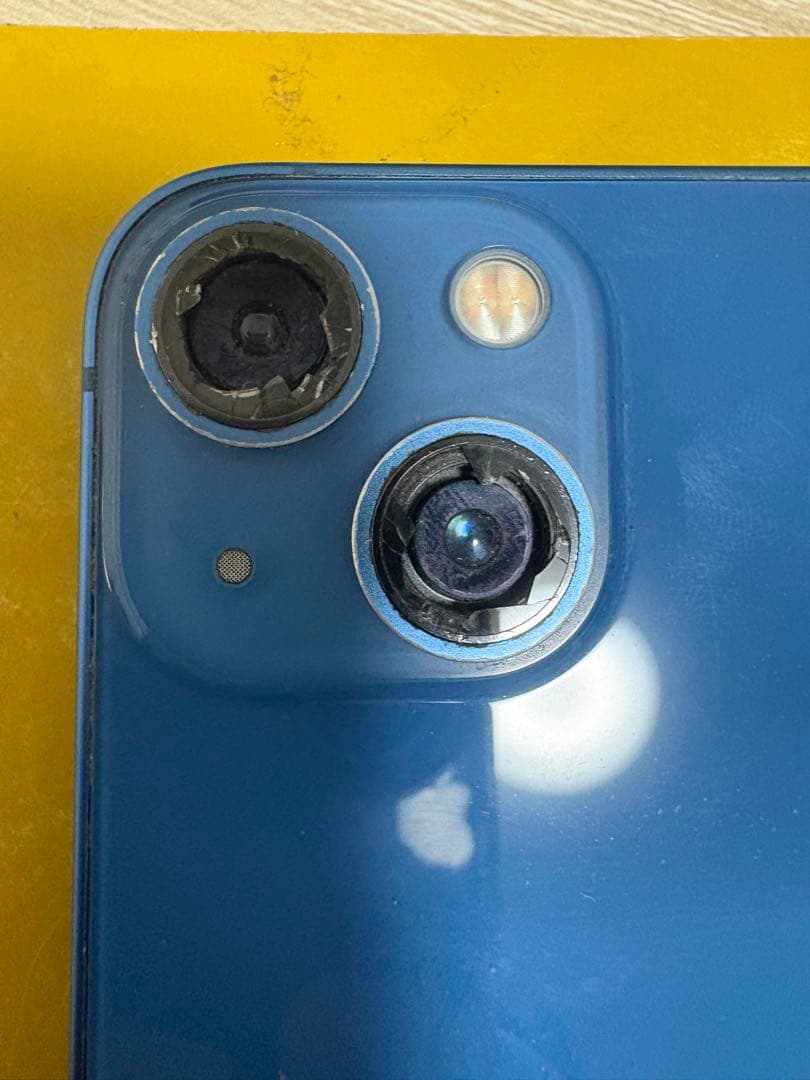 Apple iPhone 13 青 カメラレンズ損傷