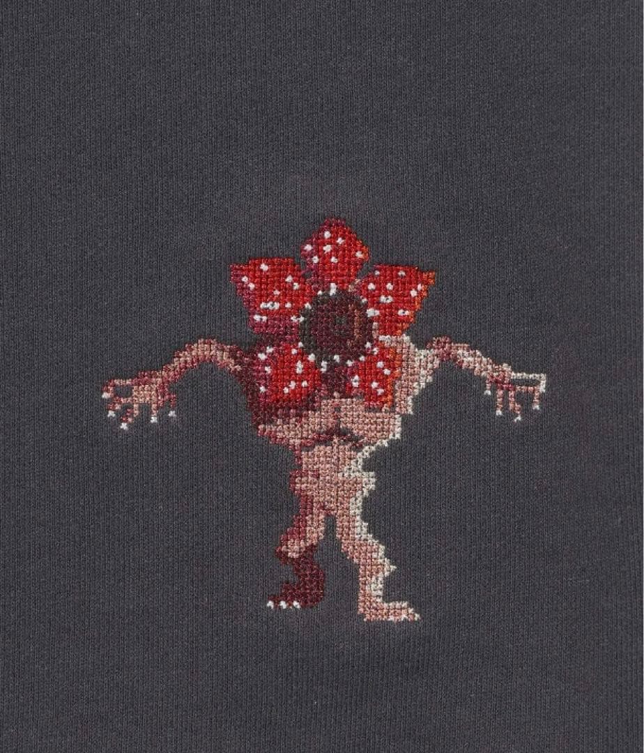 【STRANGER THINGS】コラボアソートスウェットプルオーバー　M