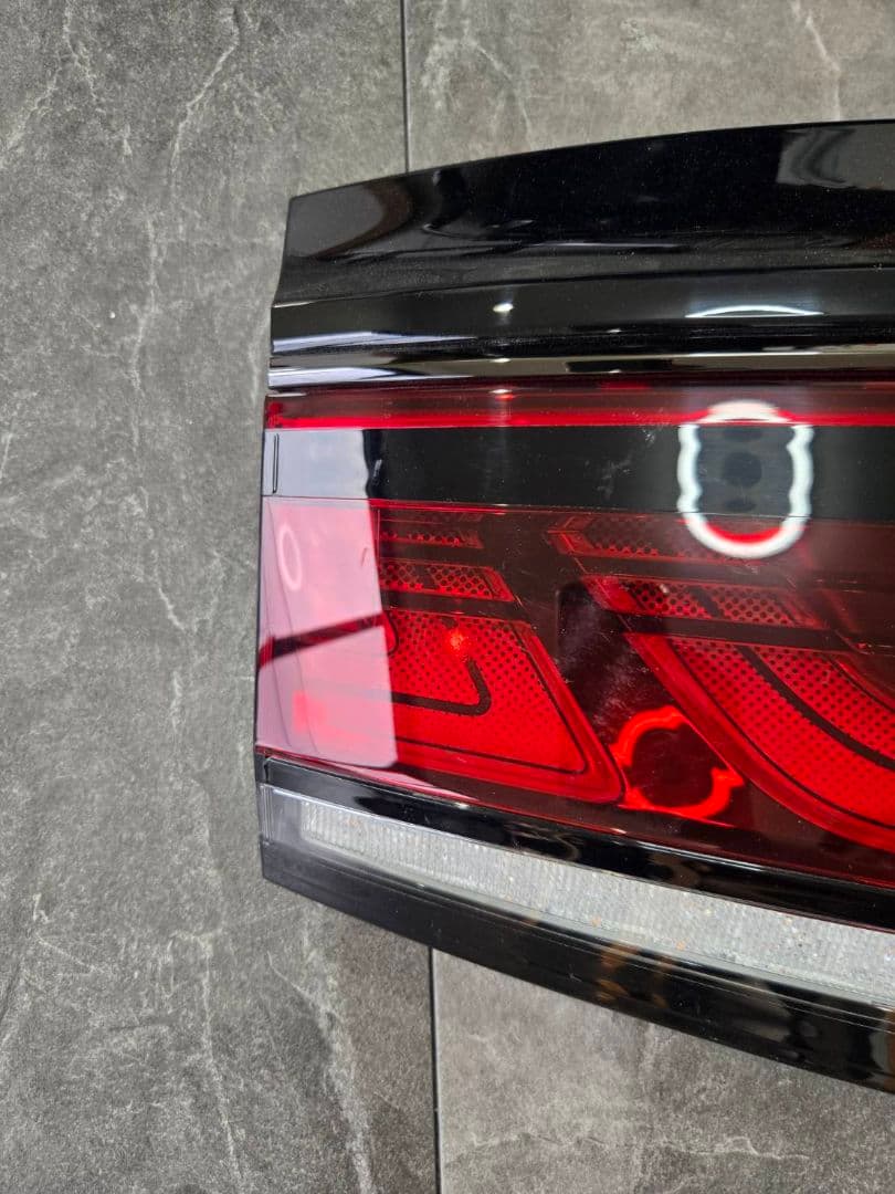 トヨタ　40系　ヴェルファイア　リアガーニッシュ　テールランプ