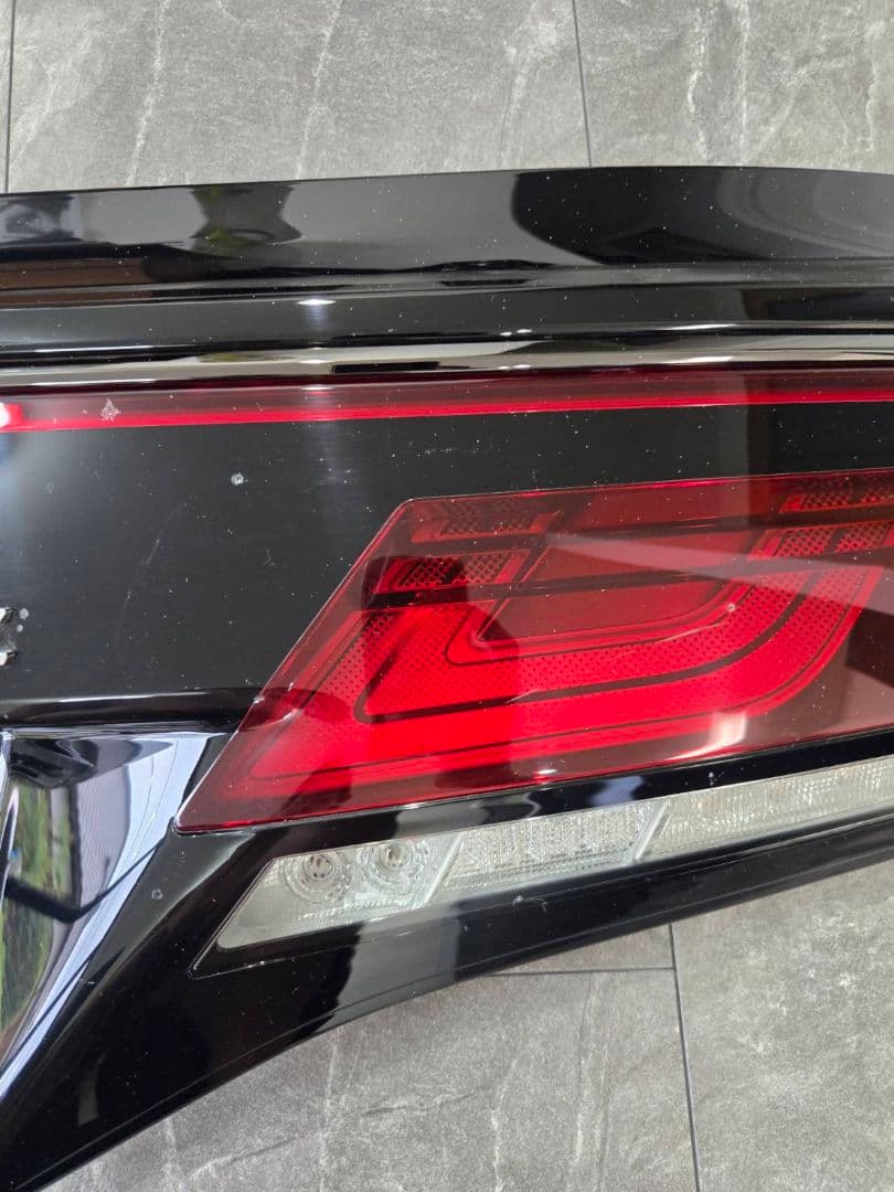 トヨタ　40系　ヴェルファイア　リアガーニッシュ　テールランプ