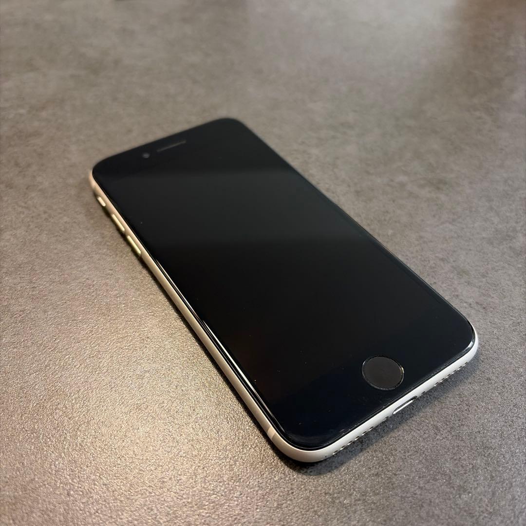 Apple iPhone SE (第3世代) 256GB 84%
