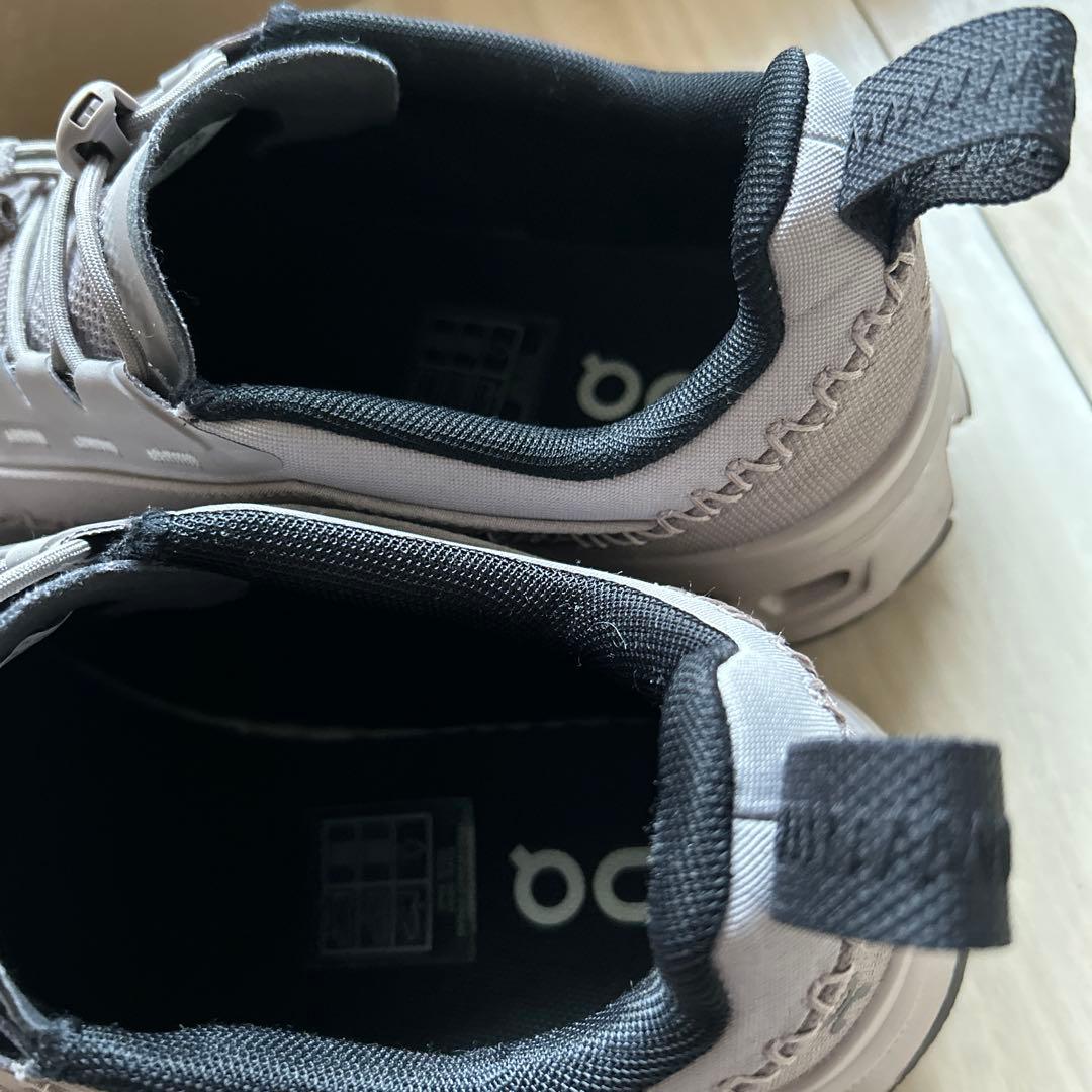 On 軽量グレー スニーカー