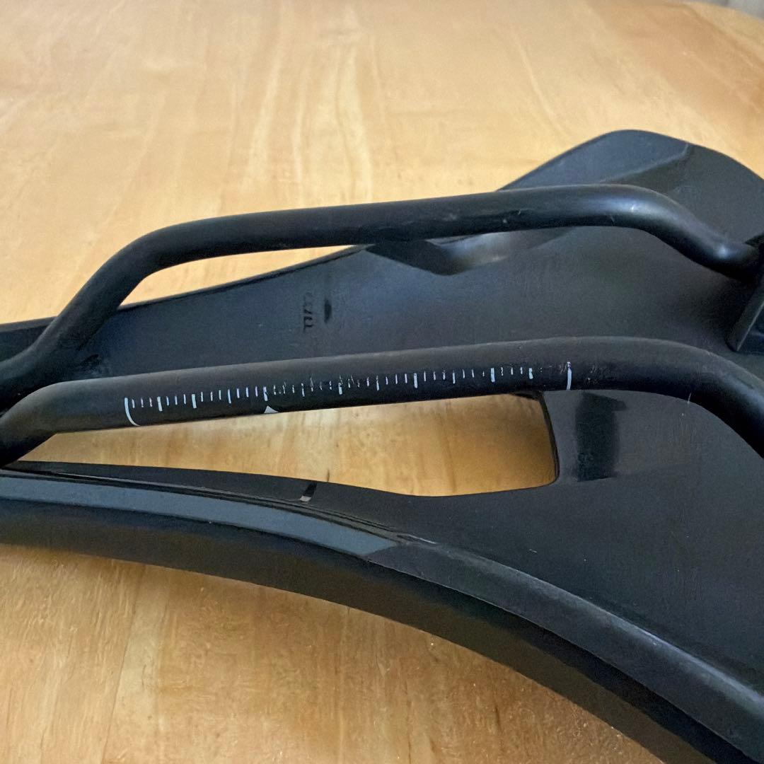 fizik Argo サドル ブラック