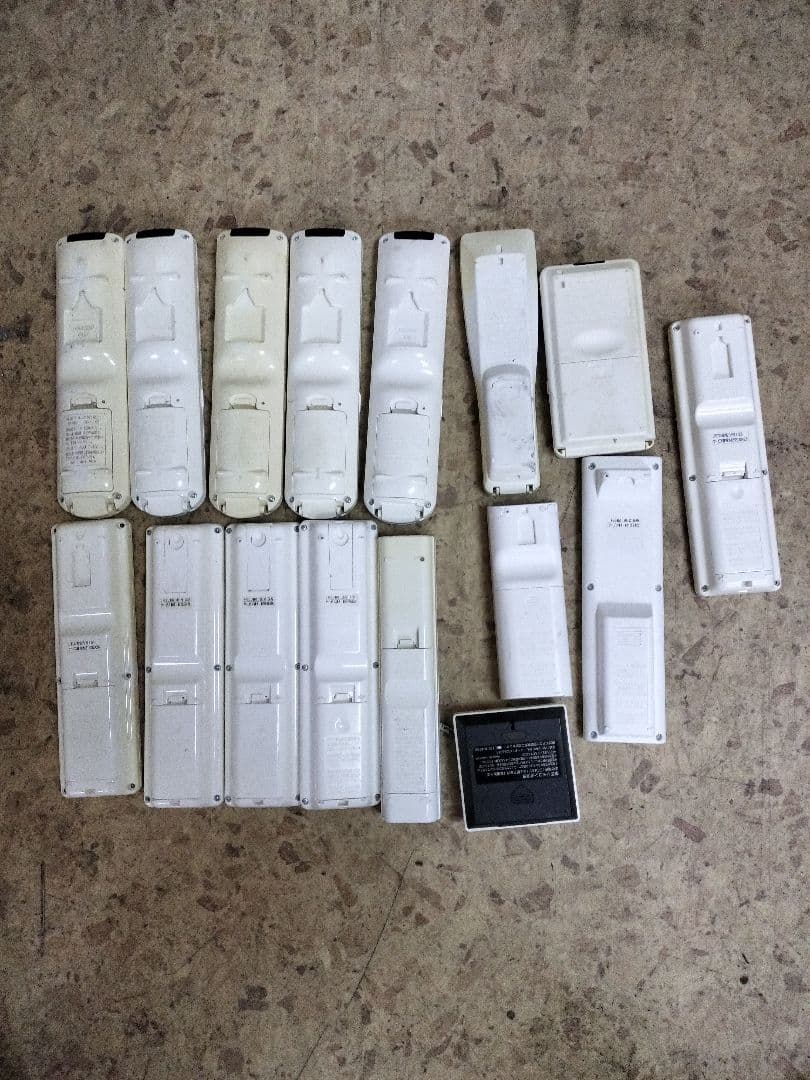 エアコンのリモコン16個