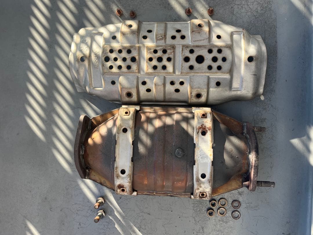 BNR34純正触媒(実働車からの取り外し)