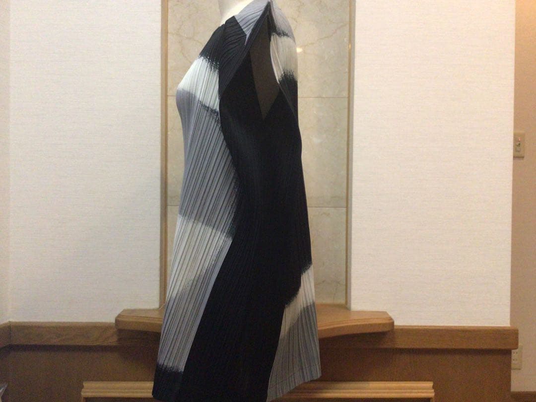 ミ*ヤ様 イッセイミヤケ　プリーツプリーズ　変形　ボートネック　トップス　白黒グ