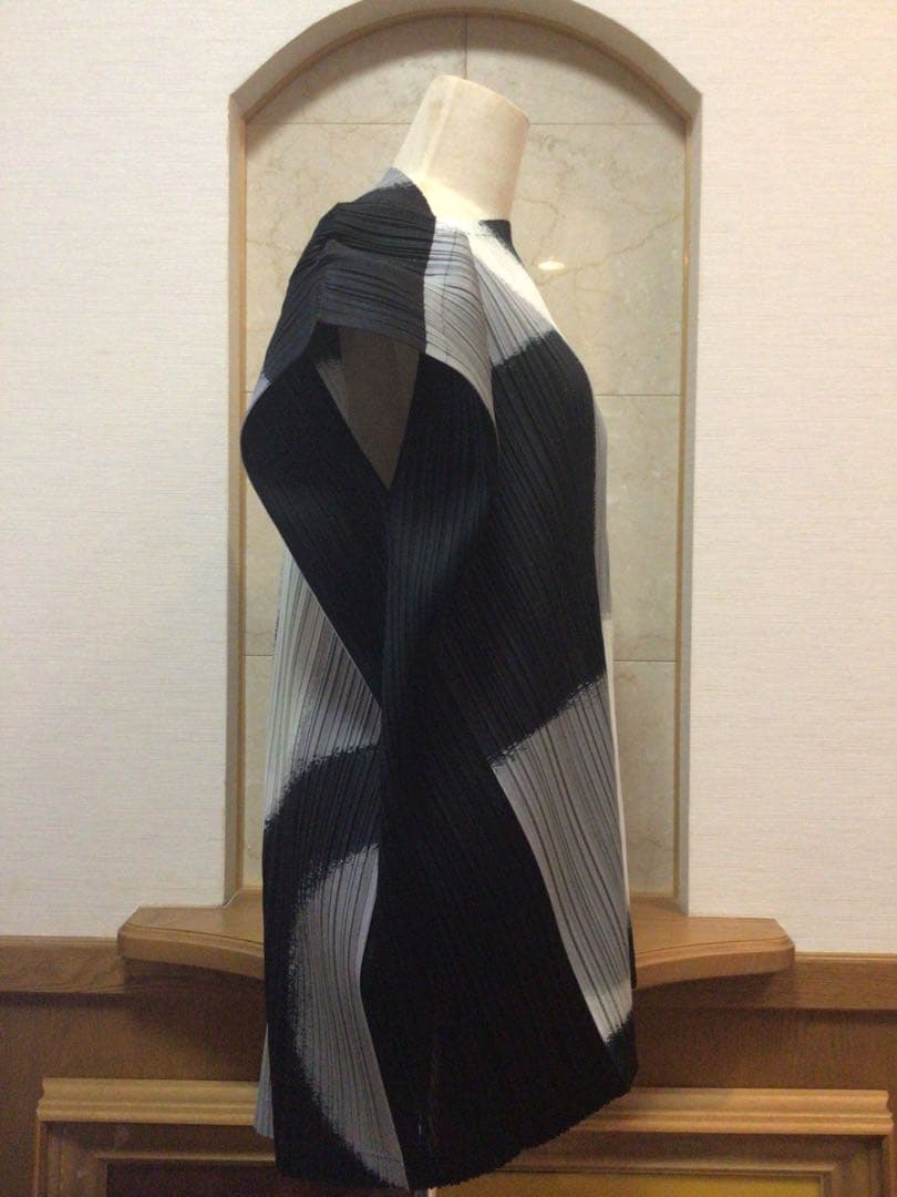 ミ*ヤ様 イッセイミヤケ　プリーツプリーズ　変形　ボートネック　トップス　白黒グ