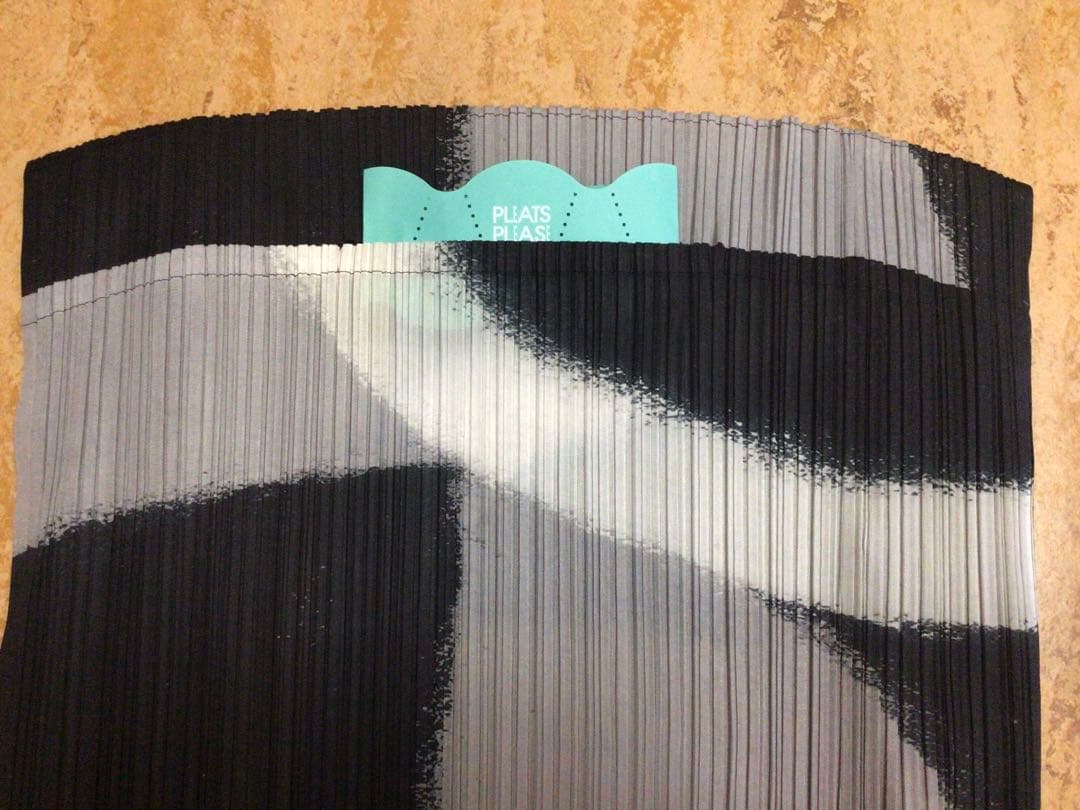 ミ*ヤ様 イッセイミヤケ　プリーツプリーズ　変形　ボートネック　トップス　白黒グ