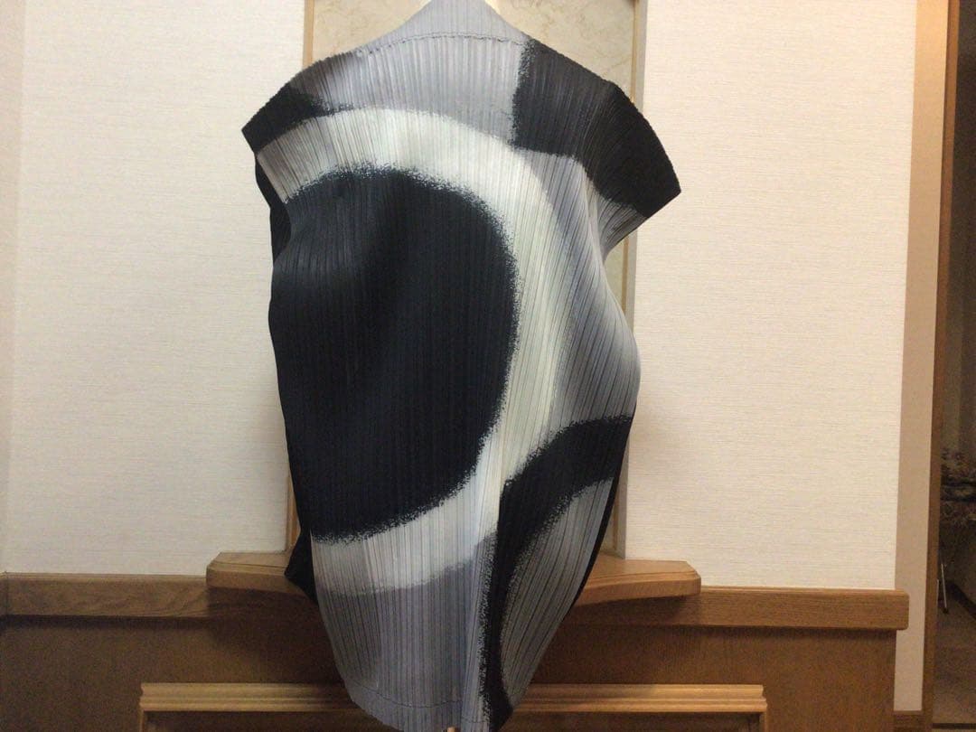 ミ*ヤ様 イッセイミヤケ　プリーツプリーズ　変形　ボートネック　トップス　白黒グ