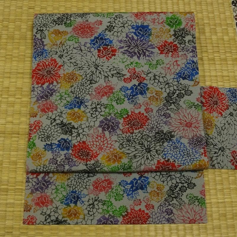 薄い灰色に菊や牡丹　紅型調　名古屋帯