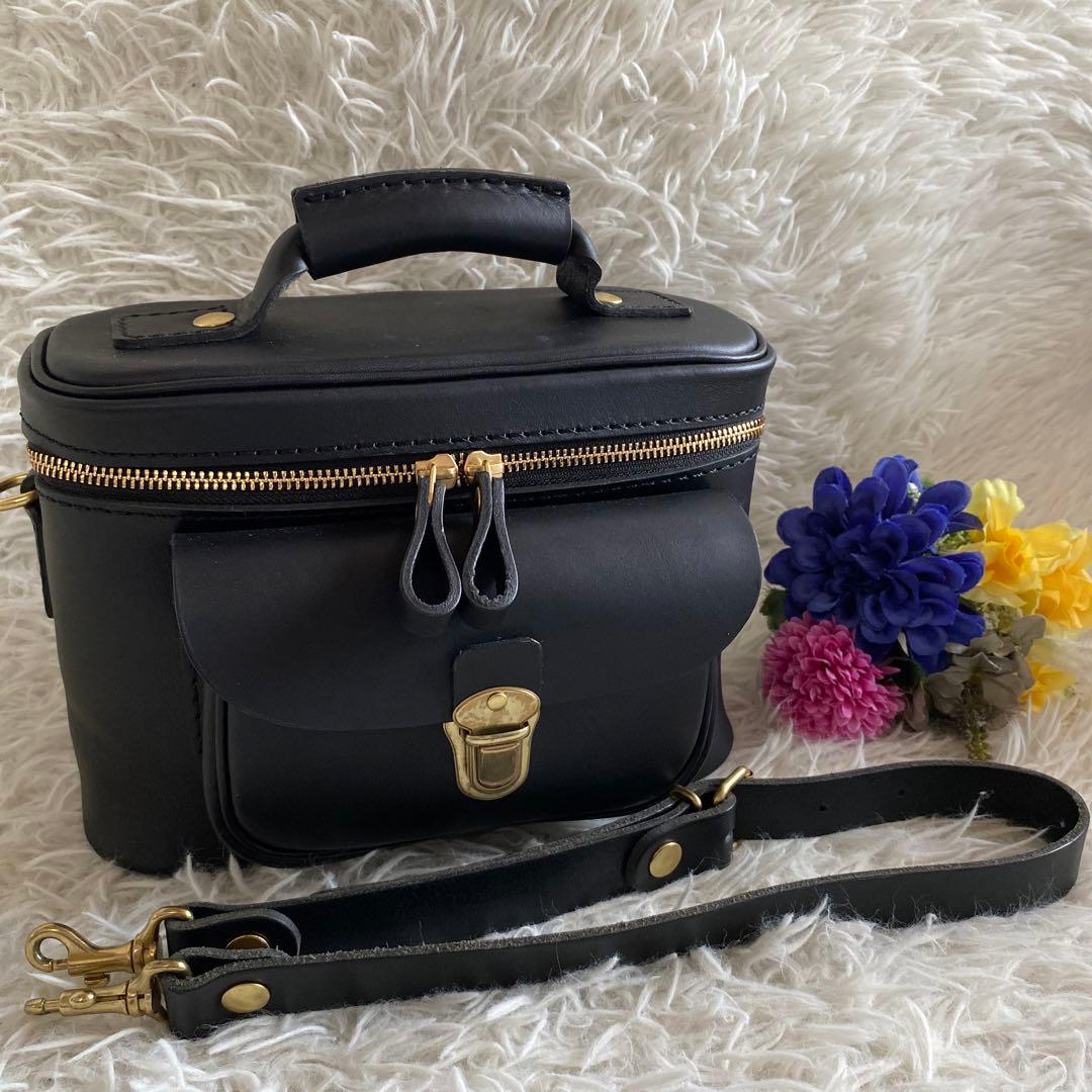 はぬえる　断捨離中HERZ ショルダーバッグ　カメラバッグ　ハードギャジ